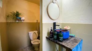 Koupelna v ubytování Bluebird - Cozy Indigo Home + 34 fotografií