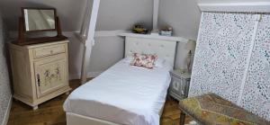 Gallery image of La Cour Du Puits Chambre Victor in Cormeilles