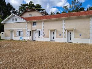 Razac-sur-lʼIsleにある11 - Très joli 2 pièces climatisé tout équipé pour 1 à 5 personnes, avec 3 lits, vue sur parc arboré, parking privatif gratuit, grand fourgon possible, tout le linge de maison est fourniのたくさんのドアと砂利の庭がある家