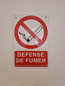 Razac-sur-lʼIsleにある11 - Très joli 2 pièces climatisé tout équipé pour 1 à 5 personnes, avec 3 lits, vue sur parc arboré, parking privatif gratuit, grand fourgon possible, tout le linge de maison est fourniの壁に「防御炉」と書かれた看板