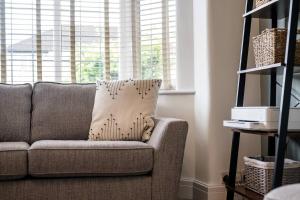 Posezení v ubytování Pass The Keys Picture Perfect Haven in Didsbury Village - Free Parking & EV Station