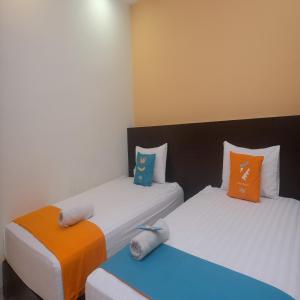 Uma cama ou camas num quarto em Sans Hotel Nagari Malioboro