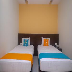 Uma cama ou camas num quarto em Sans Hotel Nagari Malioboro