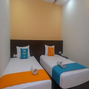 Uma cama ou camas num quarto em Sans Hotel Nagari Malioboro