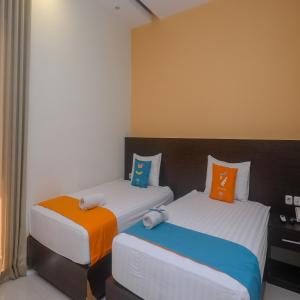 Uma cama ou camas num quarto em Sans Hotel Nagari Malioboro