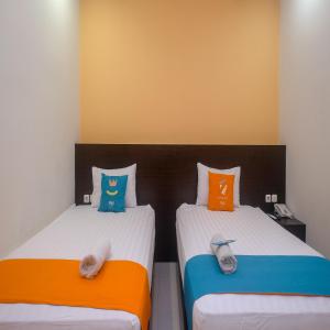 Uma cama ou camas num quarto em Sans Hotel Nagari Malioboro