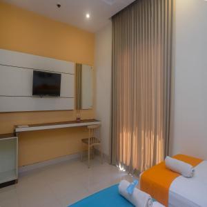 Uma televisão e/ou sistema de entretenimento em Sans Hotel Nagari Malioboro