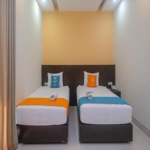 Uma cama ou camas num quarto em Sans Hotel Nagari Malioboro