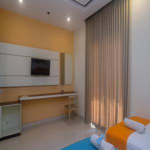 Uma televisão e/ou sistema de entretenimento em Sans Hotel Nagari Malioboro