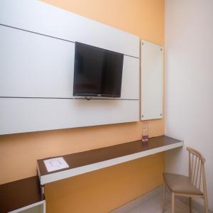 Uma televisão e/ou sistema de entretenimento em Sans Hotel Nagari Malioboro