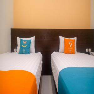 Uma cama ou camas num quarto em Sans Hotel Nagari Malioboro