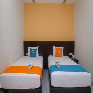 Uma cama ou camas num quarto em Sans Hotel Nagari Malioboro