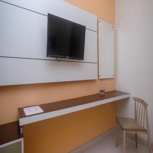 Uma televisão e/ou sistema de entretenimento em Sans Hotel Nagari Malioboro