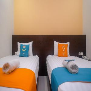 Uma cama ou camas num quarto em Sans Hotel Nagari Malioboro