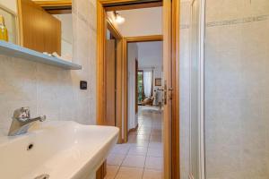 Ένα μπάνιο στο Cozy apartment with garden