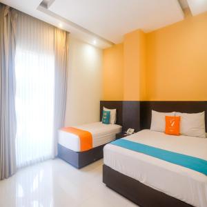 Uma cama ou camas num quarto em Sans Hotel Nagari Malioboro