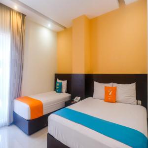 Uma cama ou camas num quarto em Sans Hotel Nagari Malioboro