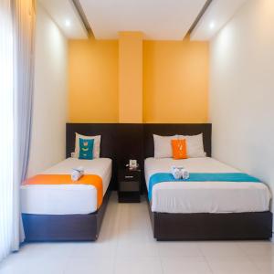 Uma cama ou camas num quarto em Sans Hotel Nagari Malioboro