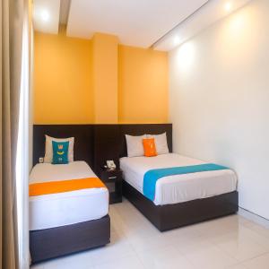 Uma cama ou camas num quarto em Sans Hotel Nagari Malioboro