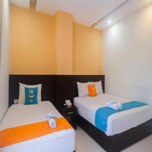 Uma cama ou camas num quarto em Sans Hotel Nagari Malioboro