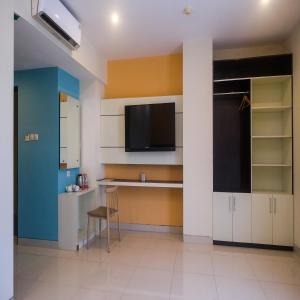 Uma televisão e/ou sistema de entretenimento em Sans Hotel Nagari Malioboro