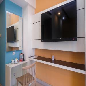 Uma televisão e/ou sistema de entretenimento em Sans Hotel Nagari Malioboro