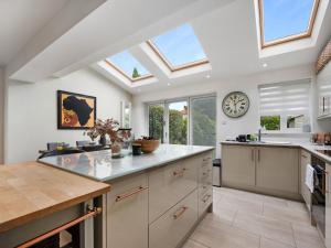 Kuchyň nebo kuchyňský kout v ubytování Pass The Keys Picture Perfect Haven in Didsbury Village - Free Parking & EV Station + 47 fotografií