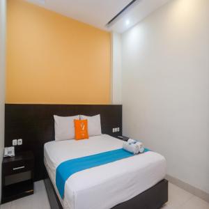Uma cama ou camas num quarto em Sans Hotel Nagari Malioboro
