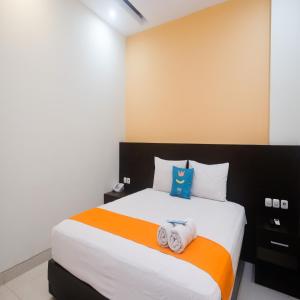 Uma cama ou camas num quarto em Sans Hotel Nagari Malioboro