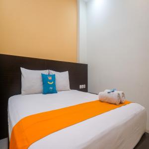 Uma cama ou camas num quarto em Sans Hotel Nagari Malioboro