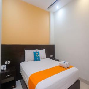 Uma cama ou camas num quarto em Sans Hotel Nagari Malioboro