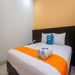 Uma cama ou camas num quarto em Sans Hotel Nagari Malioboro