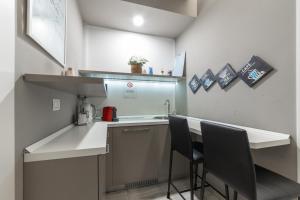 małą kuchnię z blatem i dwoma krzesłami w obiekcie CHEZROMYK the Kosher B&B w Mediolanie +20 zdjęć