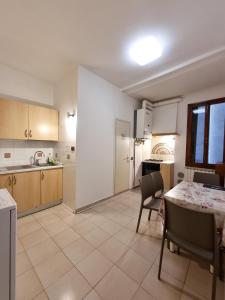 a kitchen and dining room with a table and chairs at Rialto House in Venice