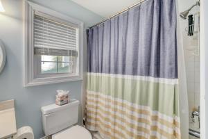 Vannituba majutusasutuses Beach Bliss- 4BR - Beach Access - Kayak - WI-FI home
