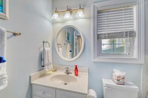 Vannituba majutusasutuses Beach Bliss- 4BR - Beach Access - Kayak - WI-FI home