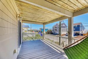 Rõdu või terrass majutusasutuses Beach Bliss- 4BR - Beach Access - Kayak - WI-FI home