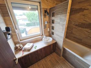 Koupelna v ubytování Dunaparti Vendégház + 31 fotografií