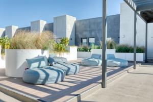 ロサンゼルスにあるWoodland Hills 2BR w Pool Gym nr Warner Center LAX-663の毛布の上に置かれた青い枕のグループ