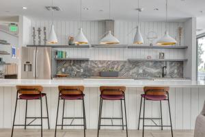 ロサンゼルスにあるWoodland Hills 2BR w Pool Gym nr Warner Center LAX-663のキッチン(4つのスツール付きのバー付)