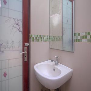 un bagno con lavandino e specchio di RedDoorz Plus @ Timoho a Yogyakarta
