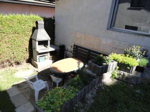 podwórko ze stołem i ptasią chatą w obiekcie Apartmán Woodcock w mieście Poniklá