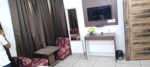 TV a/nebo společenská místnost v ubytování Hotel Aerocity Golden New Delhi Airport