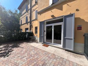 ボローニャにあるPanigale Deluxe Apartmentのパティオ付きの建物への開放ドア