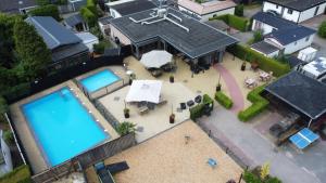 Φωτογραφία από το άλμπουμ του VELUWE VAKANTIES Chalets With Private Barrel Sauna - With Pool Bar and Restaurant Facilities in the Veluwe National Park σε Putten