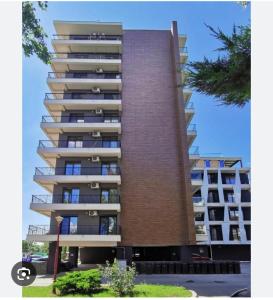 ein hohes Gebäude mit Balkonen an der Seite in der Unterkunft Anda3 in Mamaia + 8 Fotos