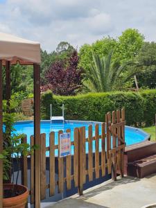 een hek naast een zwembad met een bordje 'niet zwemmen' bij Casa Do Monte Mondim in Mondim de Basto