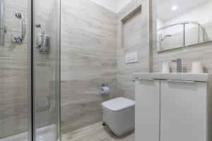 łazienka z prysznicem, toaletą i umywalką w obiekcie CHEZROMYK the Kosher B&B w Mediolanie