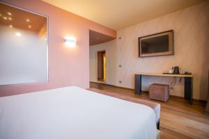 A bed or beds in a room at Hotel Belvedere Wellness&SPA