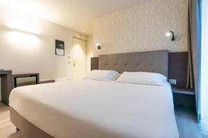 A bed or beds in a room at Hotel Belvedere Wellness&SPA